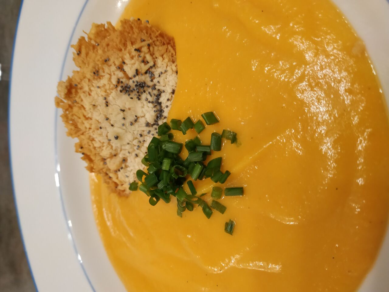 Velouté de patates douces vanillé et tuile au parmesan et pavot