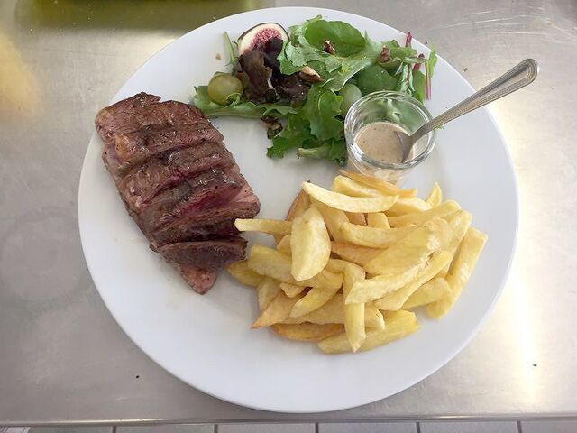 Magret de canard origine france +/- 195g, sauce foie gras ou échalotes. Servi tous les midis. 