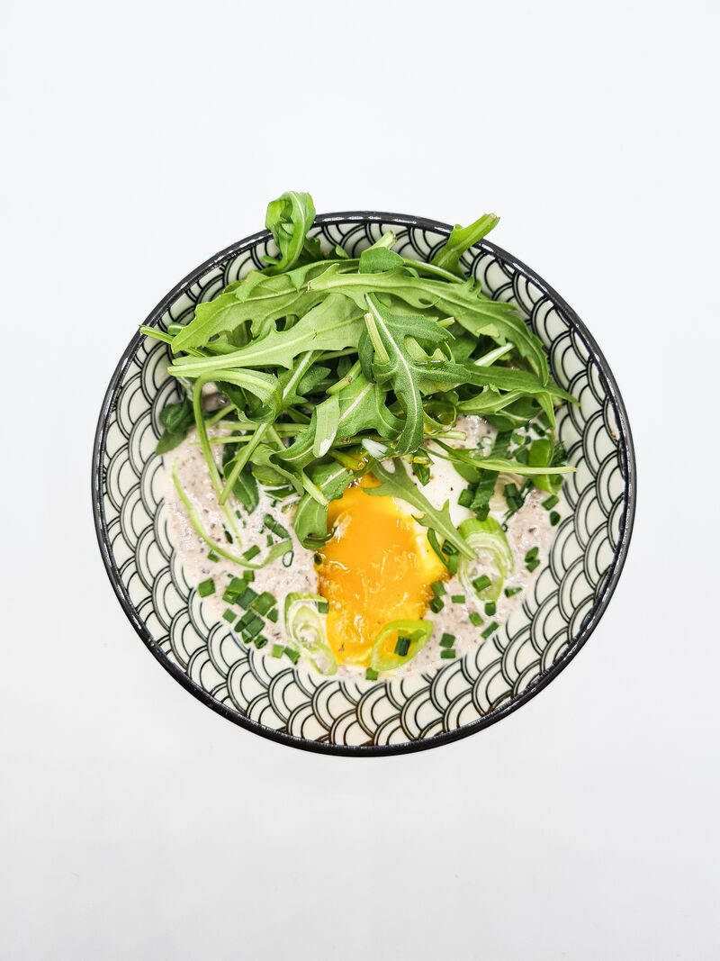 Oeuf poché, crème de champignons et roquette 