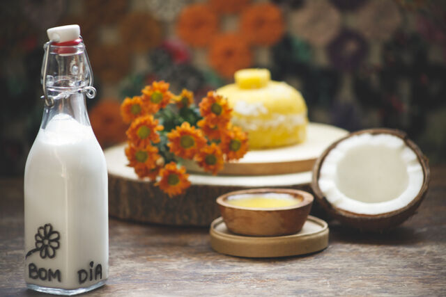 Couscous brésilien, à base de flocons de maïs, sans gluten. Avec noix de coco râpée baignée de lait de coco.