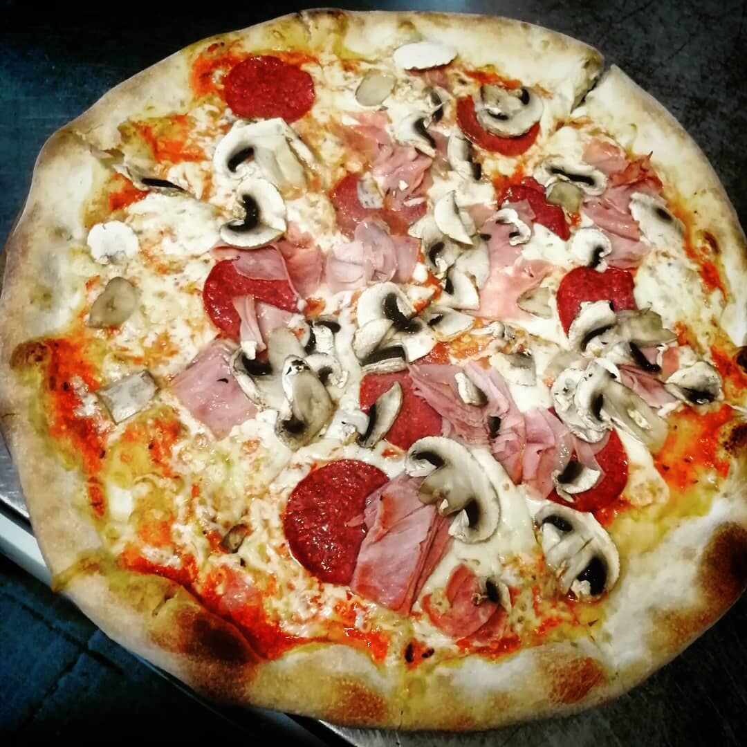 Pizza Salami, Schinken , Champignons