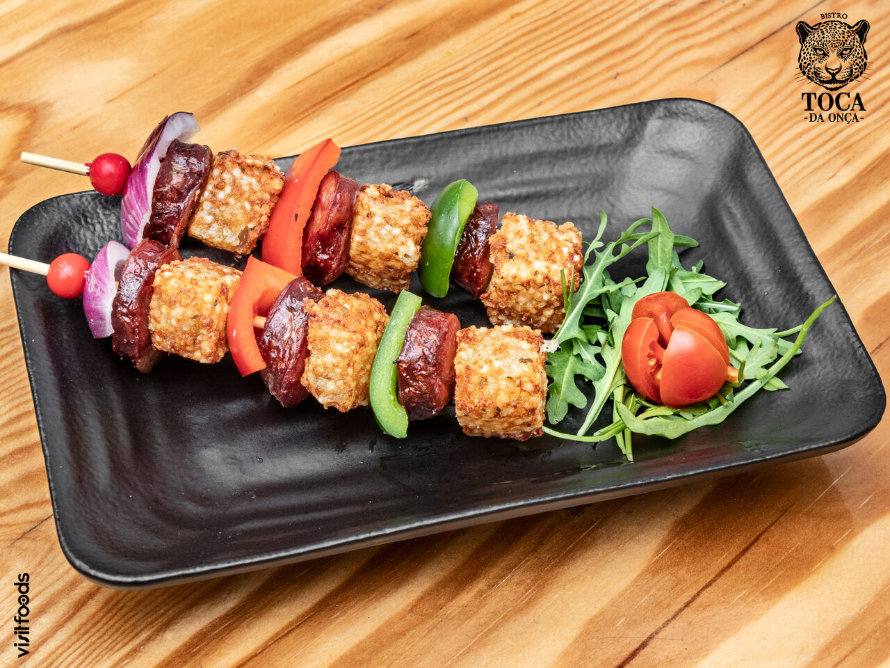 Espetada de chouriço e mandioca.
