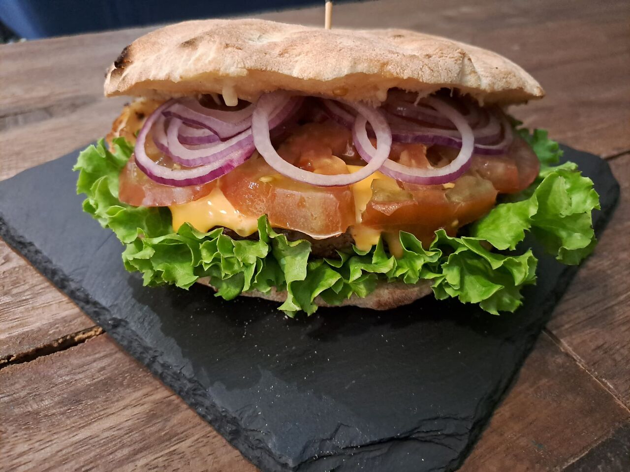 De délicieux burgers à découvrir, à base de pâte à pizza, bien garni, c'est un délice !!