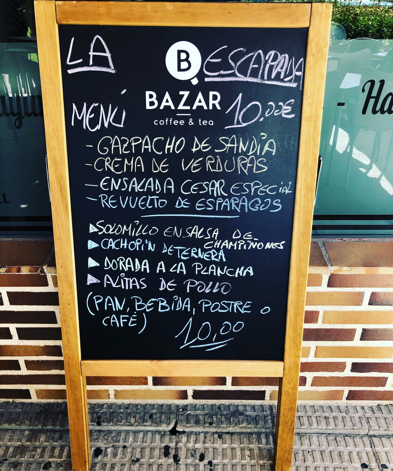 Tenemos menú del día de Lunes a Viernes y cada día cambiamos las comidas, te esperamos a comer en nuestro local.