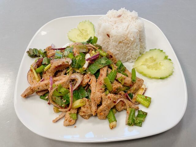 Nam Tok mit Tofu
(Lauwarmer Salat mit frischen Kräutern)