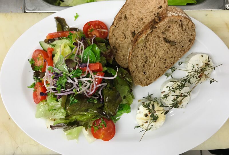 Impression aus der Küche - Gratinierter Kräuter-Knoblauch Ziegenkäse