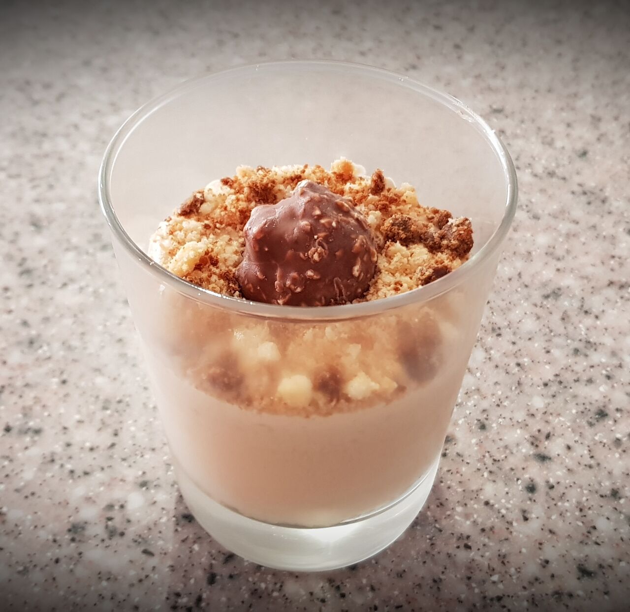 Mousse praliné, éclats de pralin et son rocher 