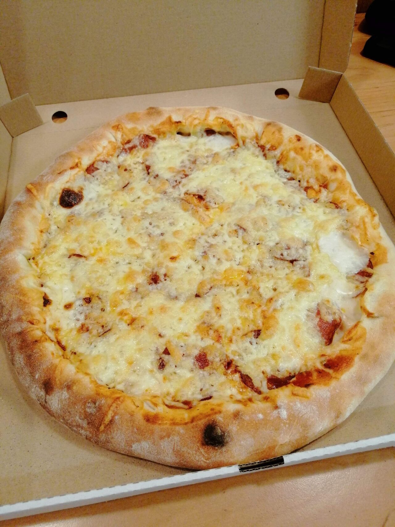 Sajtos szélű pizza