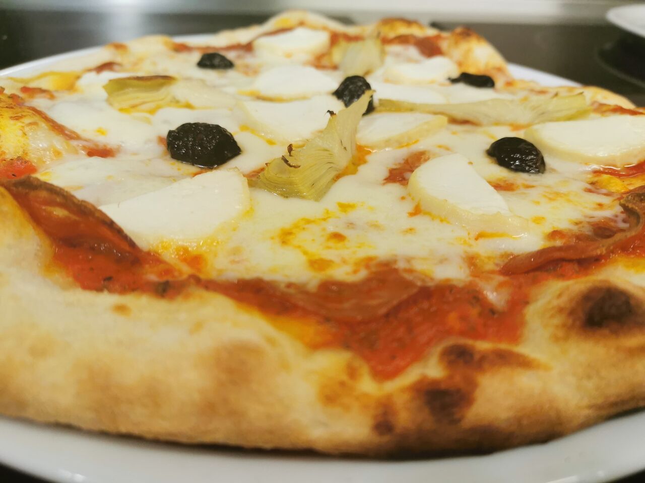 Chef : Sauce tomate, chorizo, artichauts, fromage de chèvre, mozzarella. 