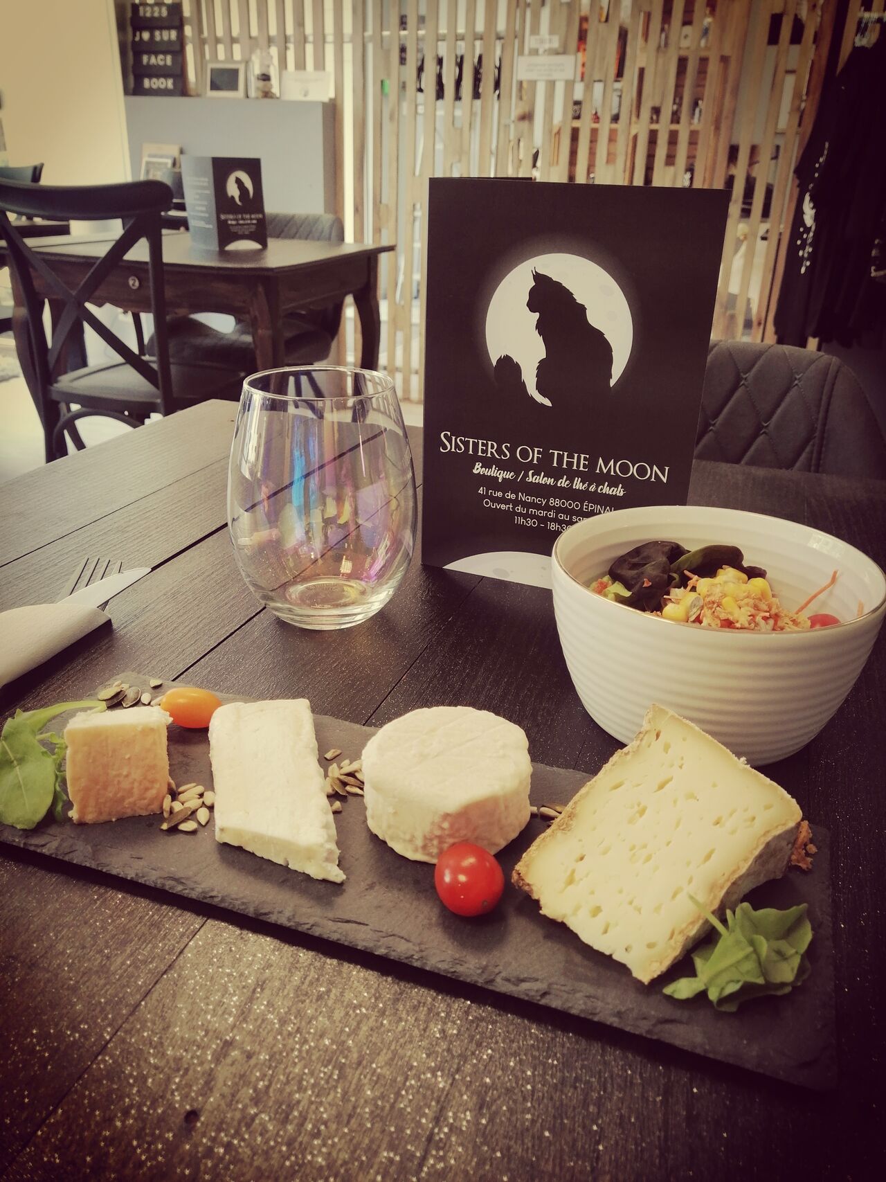 La planche de fromages pour un déjeuner sur le pouce 