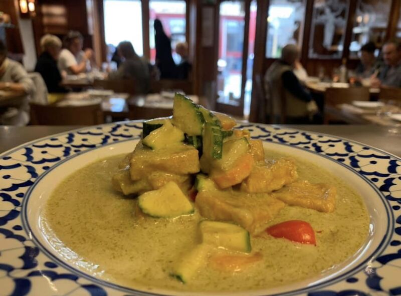 Un de nos plats vegan: tofu au curry vert et lait de coco piquant 