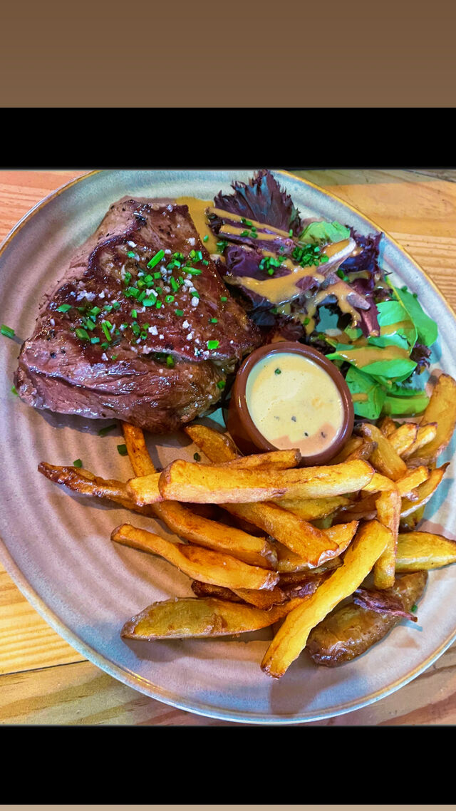 Pièces du boucher environ 200gr frites et sauces poivre et gorgonzola maison 