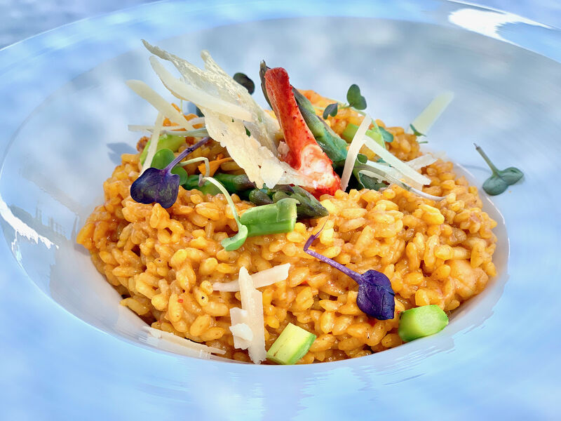 Risotto de bogavante al safran con verduras de temporada y crujiente de Parmesan viejo