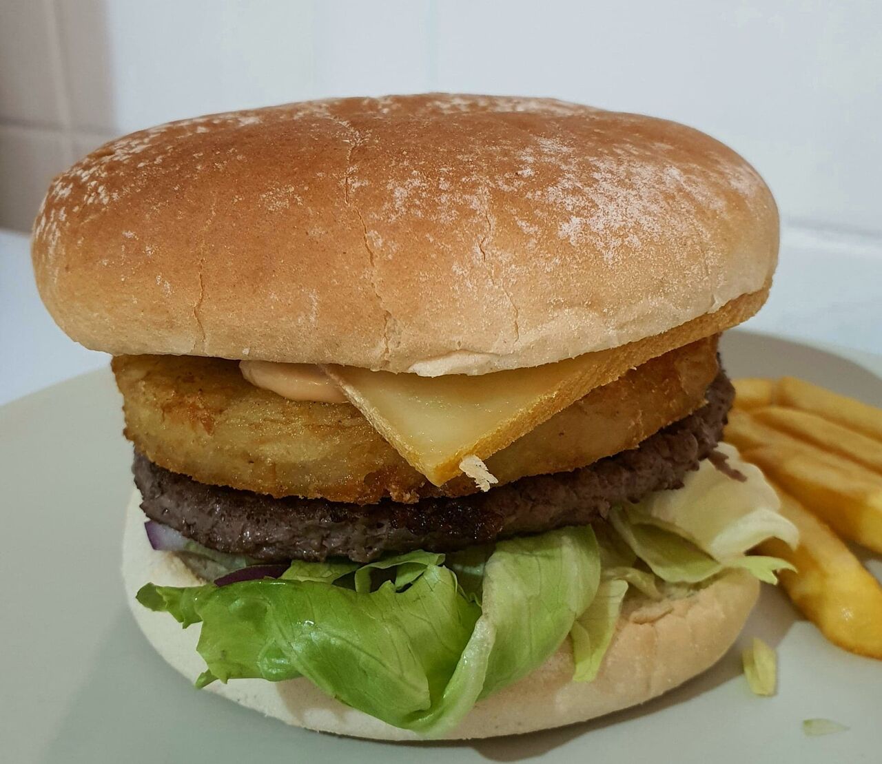 Burger Le Raclette (frites et boisson) : 10€
(Baps, steak 100gr, raclette, rösti, lardons, salade, tomate, oignon)
