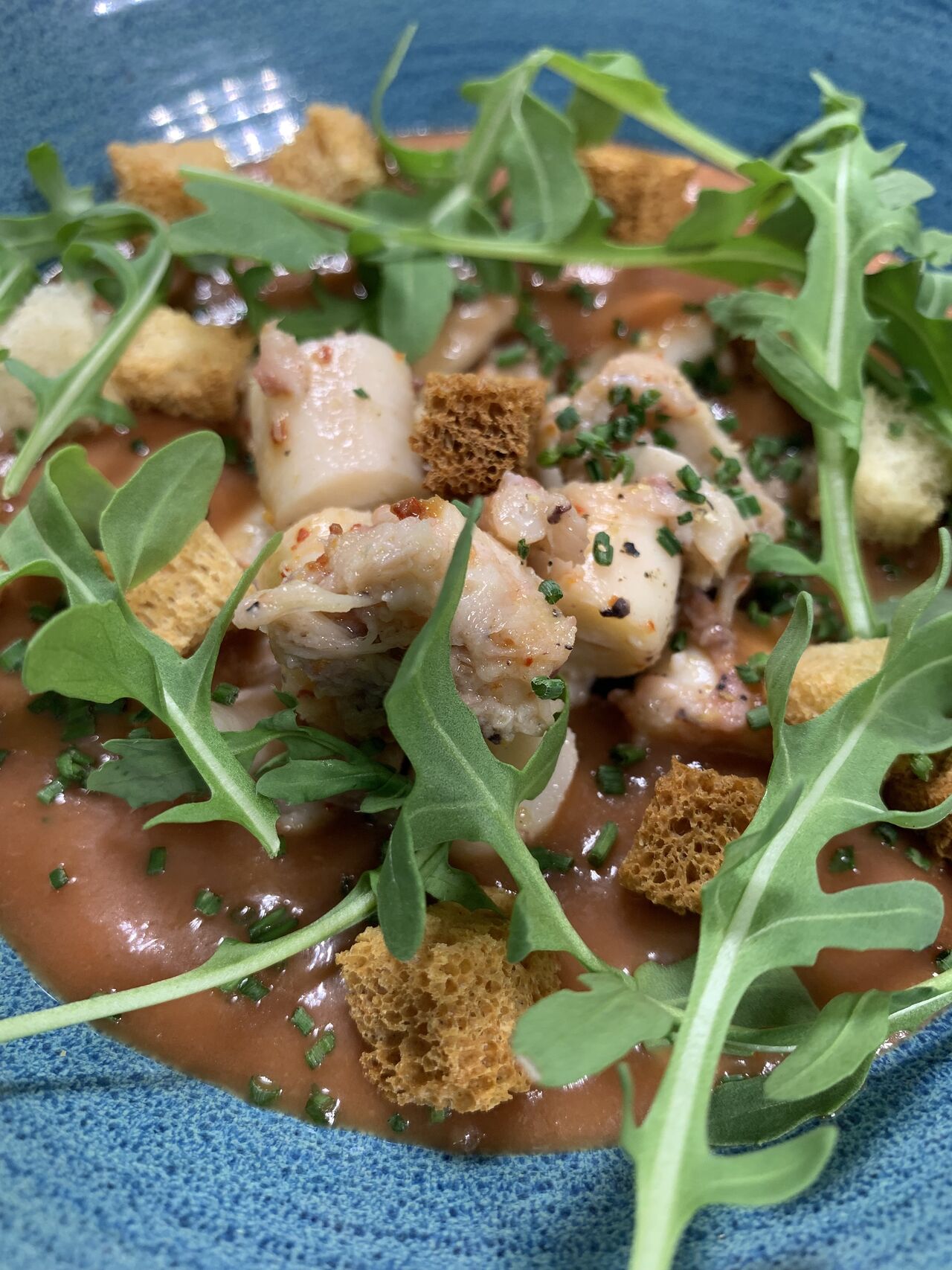 Le Poulpe et son Velouté Froid de Tomates aux Anchois, Croutons et Roquette
