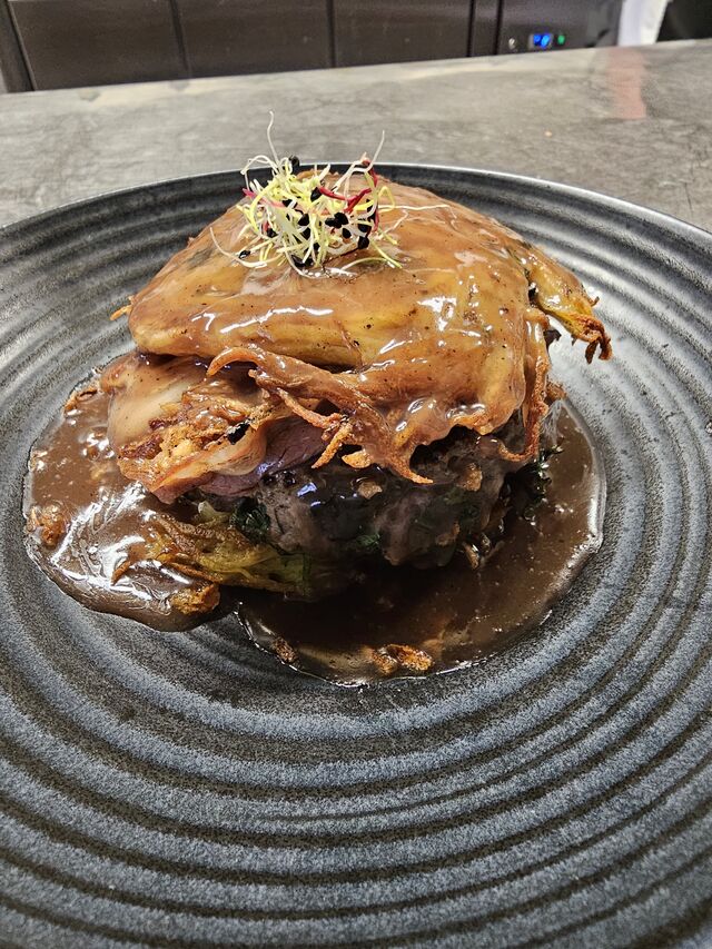 Le burger de boeuf, échalotes confites, cripsy d'oignons et fromage à choisir