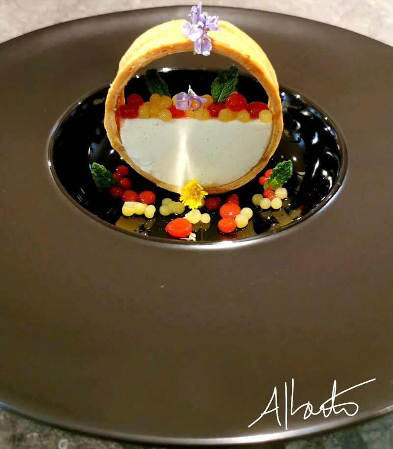 Perles de mangue gingembre et fraise romarin sur une panna-cotta au chocolat blanc entourée de son biscuit.