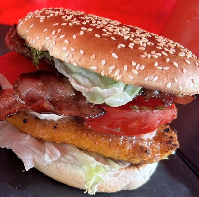 Chickenburger im Sesambrötchen mit Bacon
