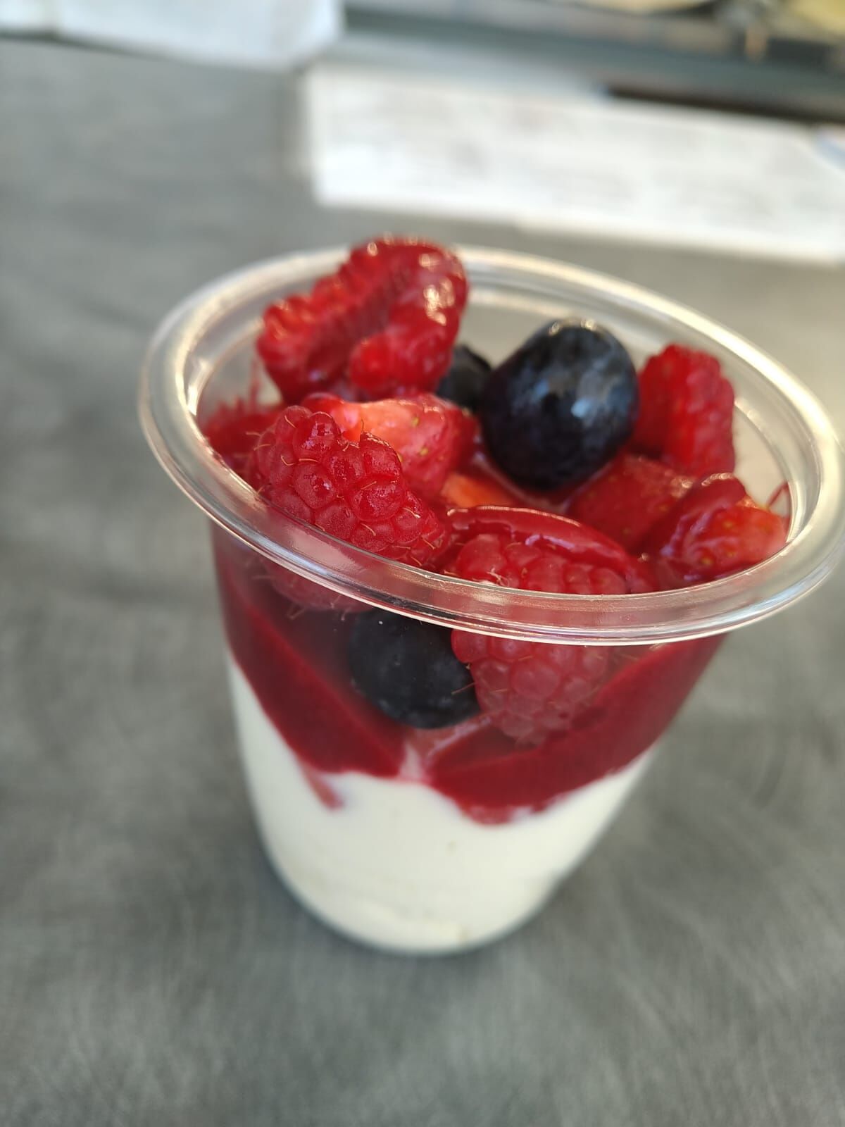 Mousse chocolat blanc , fruits rouges, coulis fruits rouges