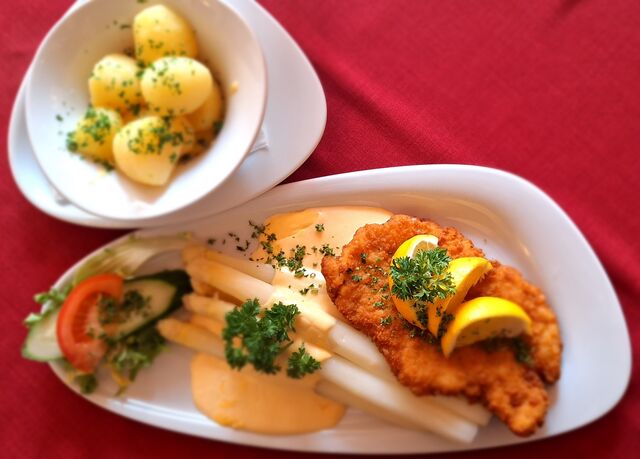Frischer Spargel mit Schweineschnitzel
