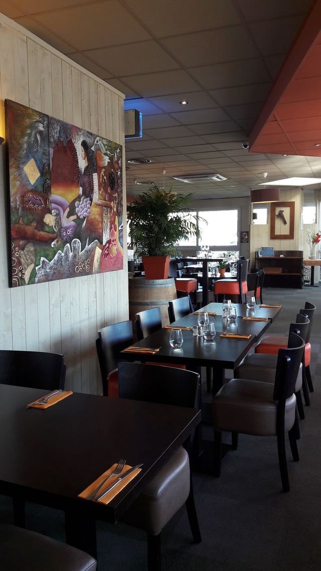 Brasserie LA VILLA Mérignac rue Marcel Dassault
une salle cosy , chaleureuse aux couleurs Italiennes .