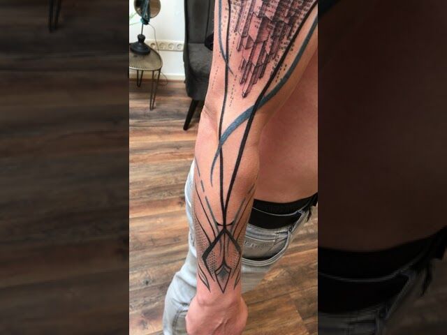 Zo mooi om te zien hoe lijnen met het lichaam mee bewegen!