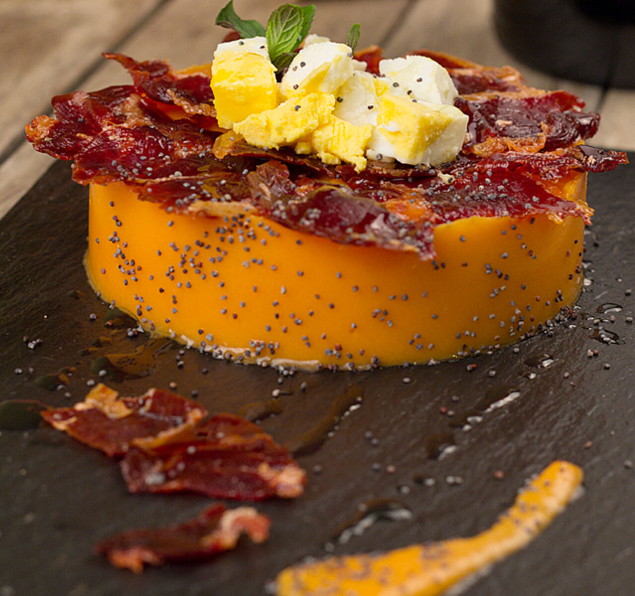 Salmorejo con jamón crujiente 