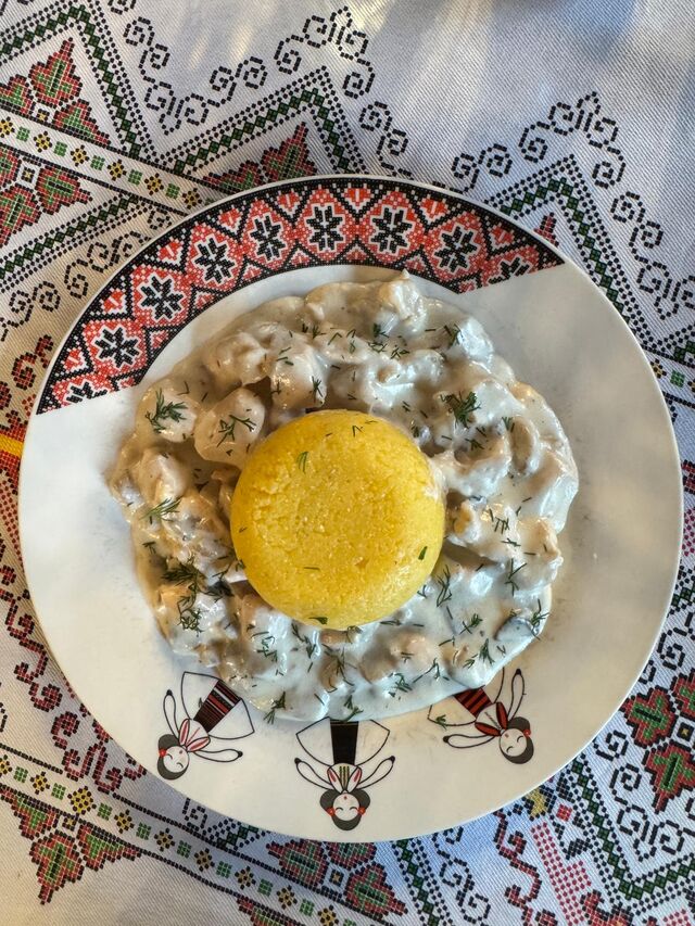 Specialitate de pui cu ciuperci - 30 lei