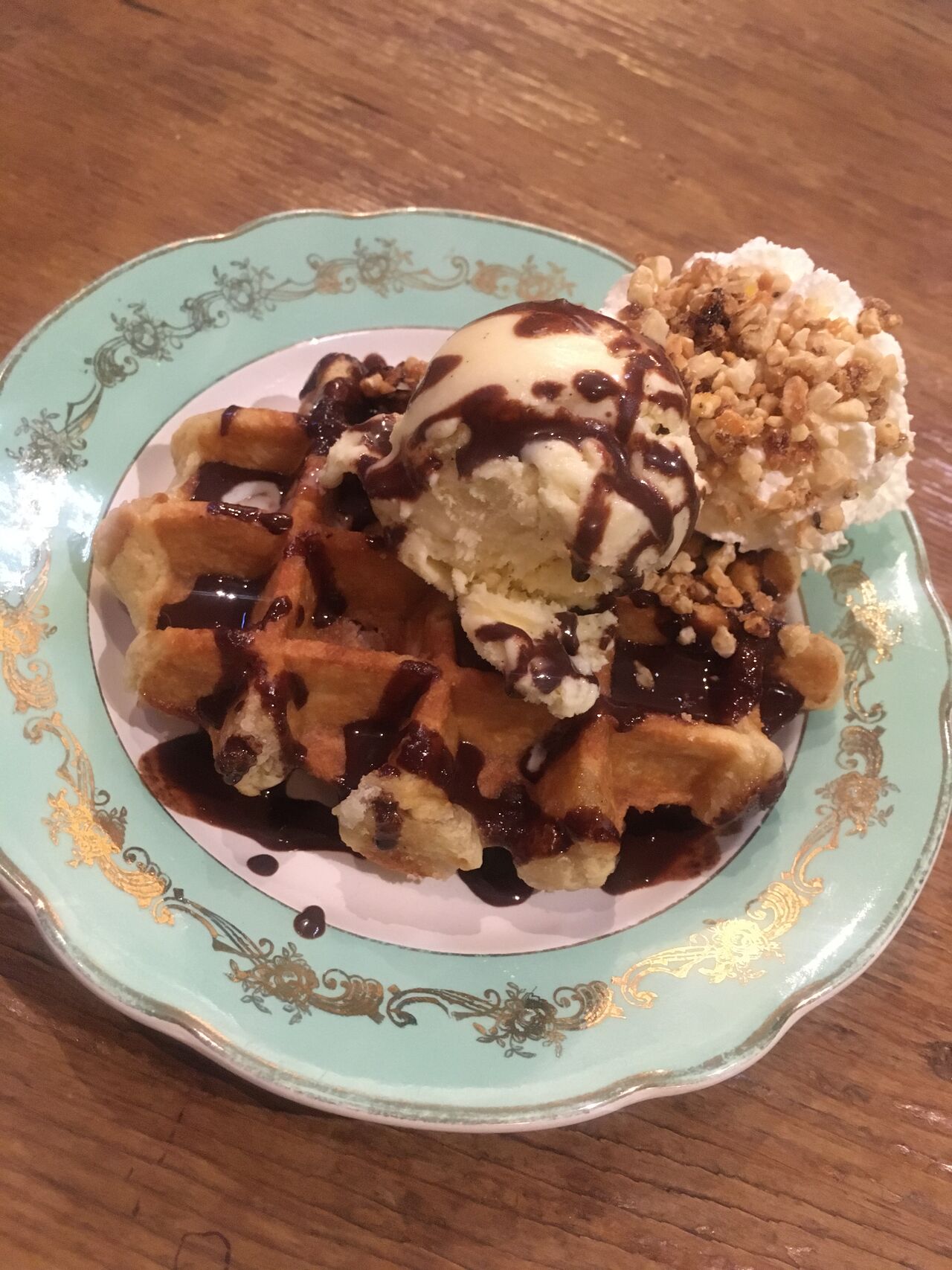 Gaufre de Liège, coulis de chocolat & boule de glace vanille