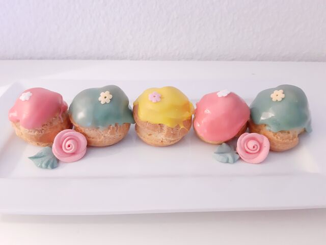 Choux garnis de crème en divers parfums (0,80€ pièce)