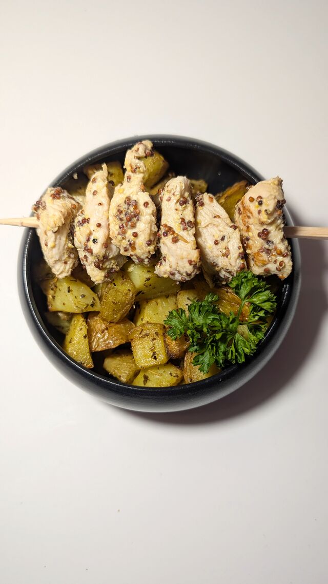 Pomme de terre sautées aux herbes, brochette de poulet à la moutarde à l'ancienne 