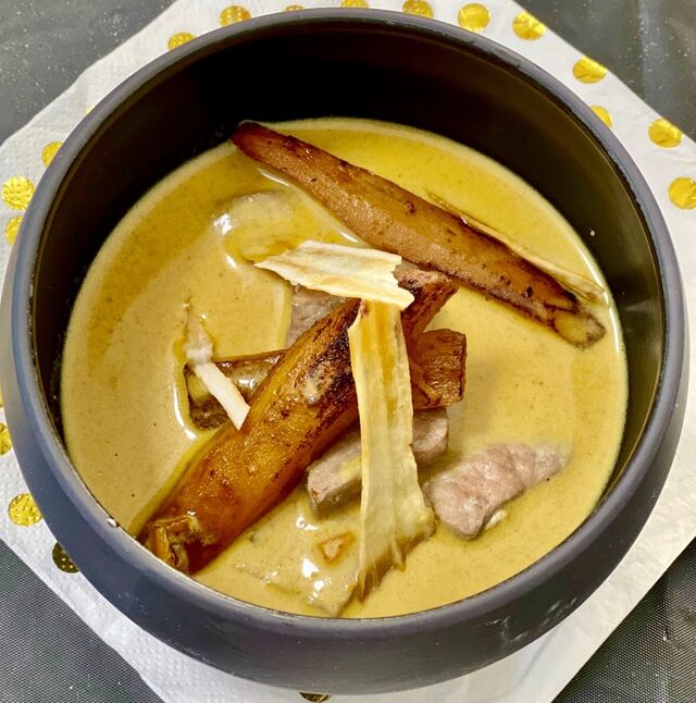 foie de veau poché, salsifis brulés, sauce curry