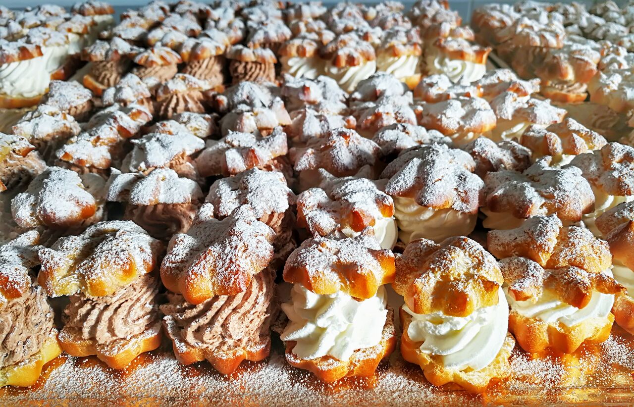 Lionesas.
Mini caprichos de pasta de Petisú rellenas de Nata o de Trufa decoradas con Azúcar glass.
¡Puedes repetir!