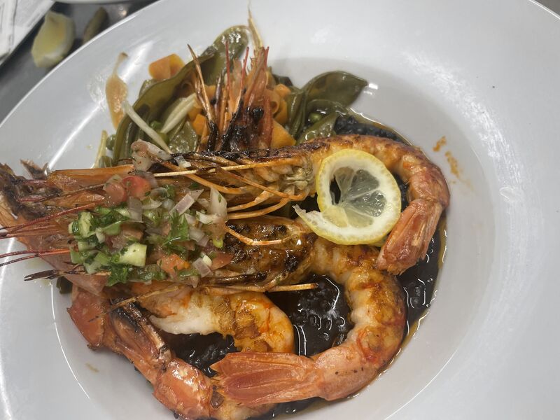 Gambas et risotto à l’encre de seiche