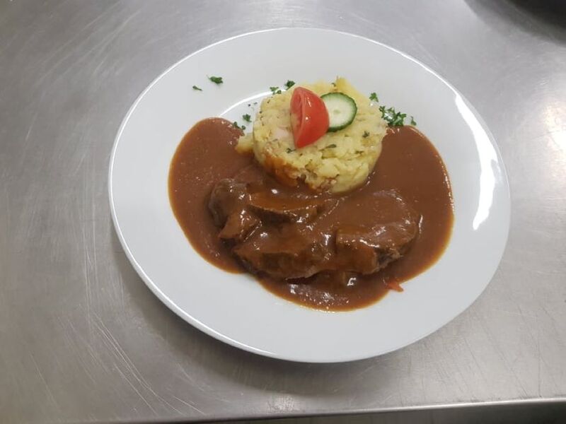 Hovězí líčka na víně, šťouchané brambory