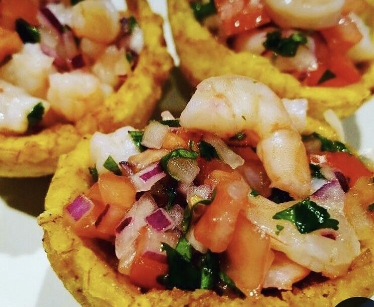 Banane plantain farcie de crevette, brunoise de tomate et oignon rouge