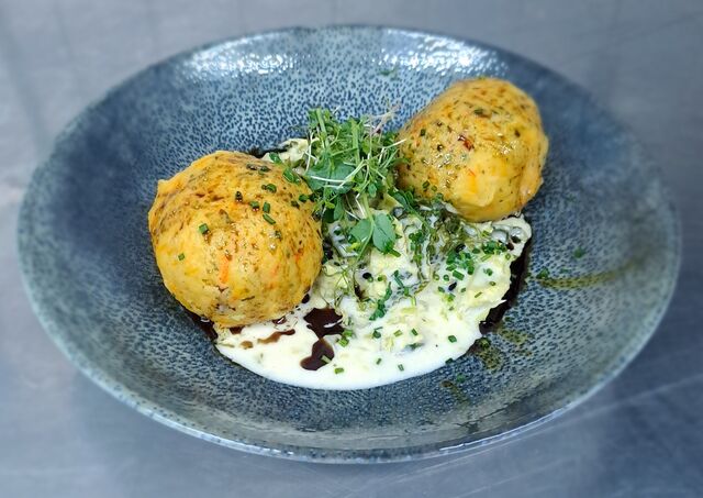 Kürbis-Erdäpfelknödel mit Frischkäsefülle auf Rahmwirsing