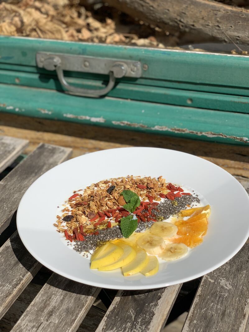 Jogurt s naší granolou a ovocem