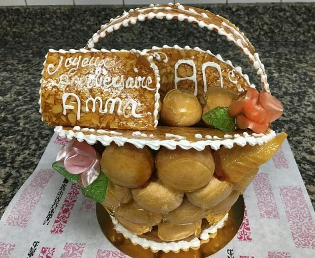 Pièce montée en forme de panier