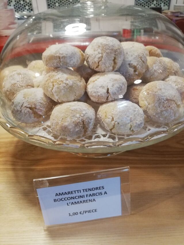 Amaretti tendres bocconcini farcis à l'amarena
