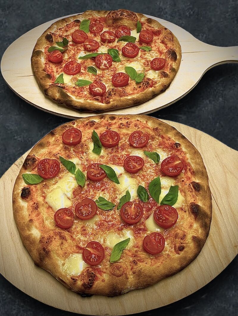 Auch empfehlenswert ist eine köstliche Variation -die Premium-Pizza belegt mit Kirschtomaten, Mozzarella und Basilikum. 