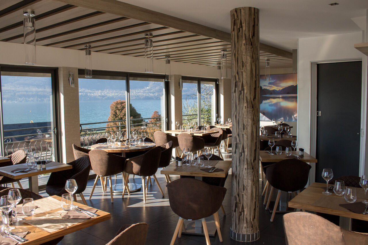 salle du bas
avec une vue lac