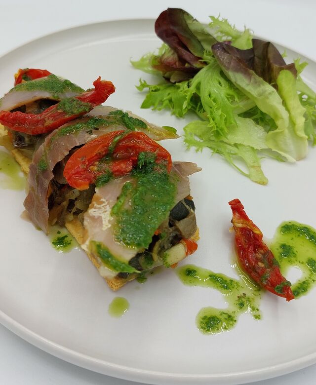 Tarte fine de carpe fumée des Dombes aux légumes du soleil glacés, pistou de roquette et jeunes pousses de salade