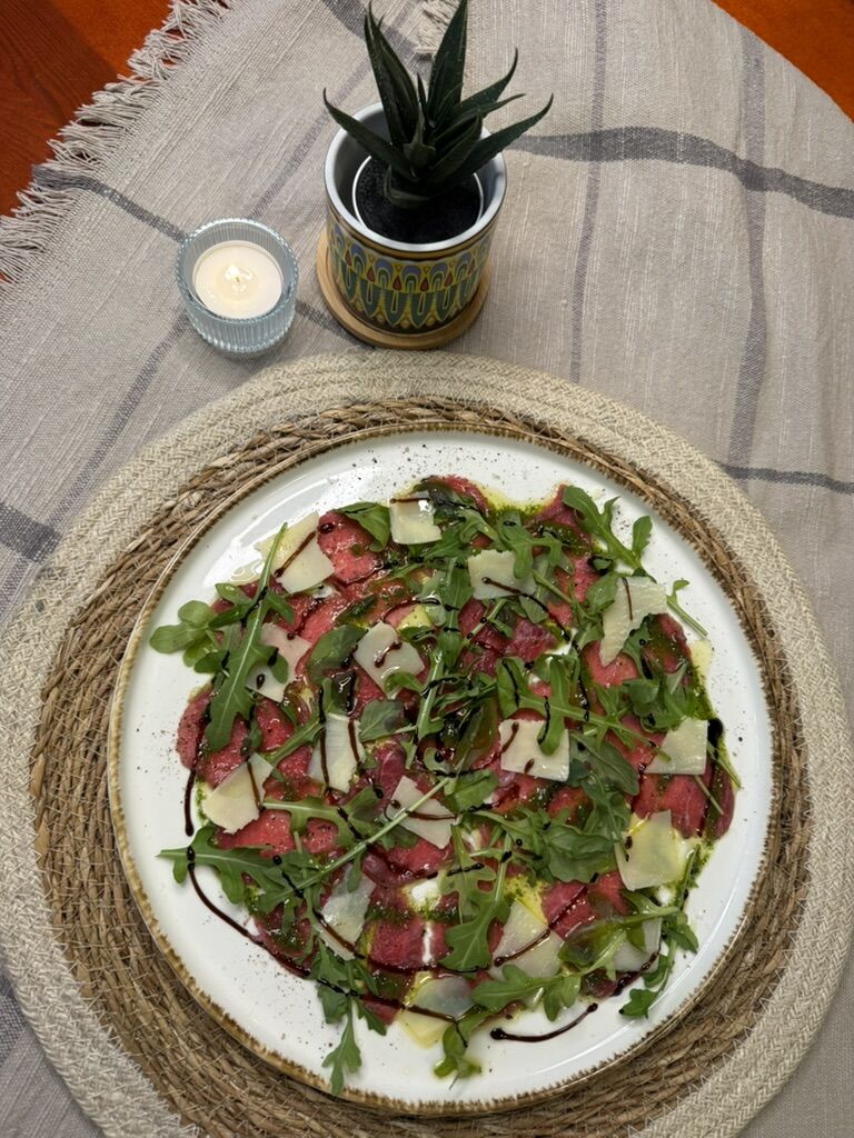 HOVĚZÍ CARPACCIO S BYLINKOVÝM PESTEM