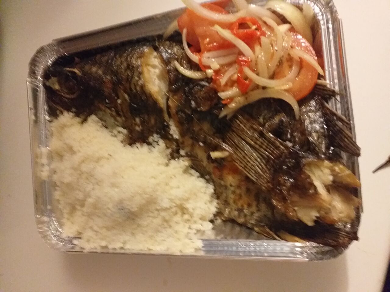 Atieke poisson a la braise ( semoule de manioc)