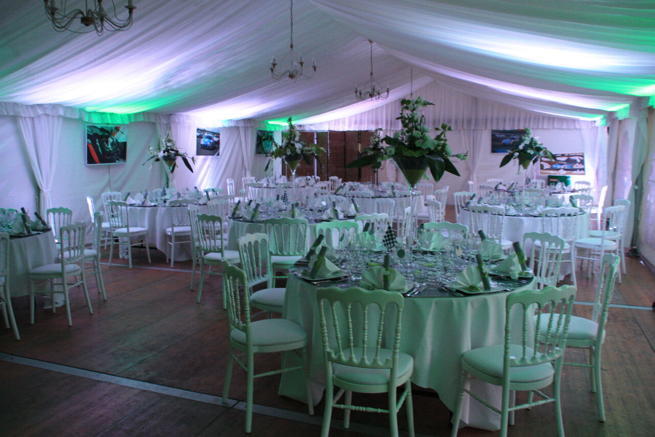 Velum sous chapiteau avec rétro éclairage LED RGB.