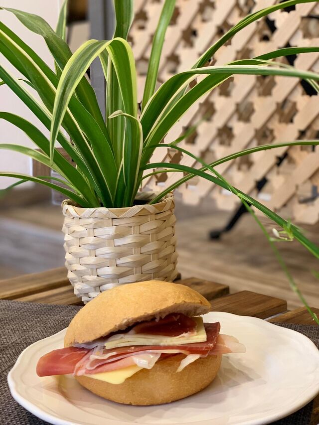 Mollete con jamón Ibérico y queso.