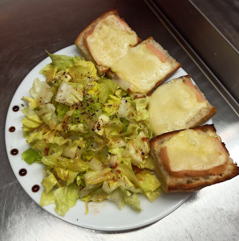 Salade toasts chaud au Maroilles