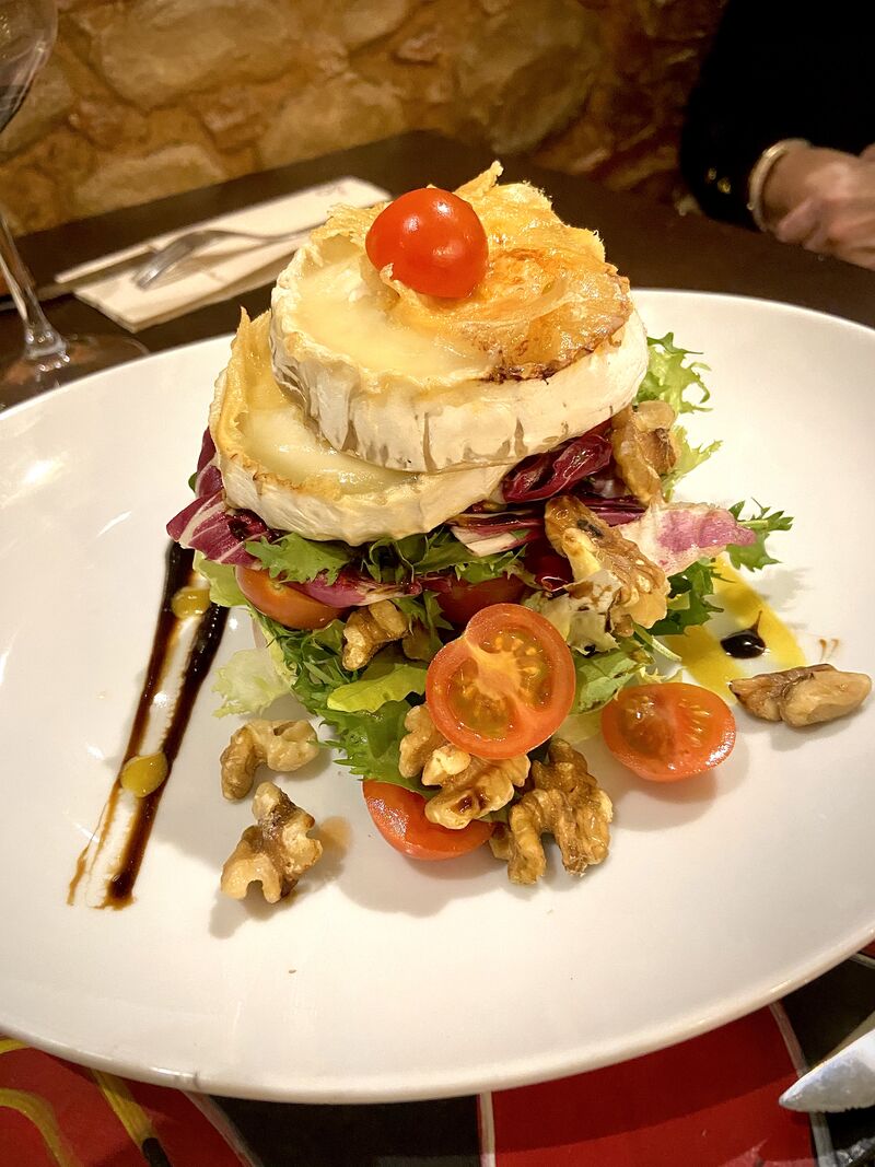 Ensalada de rucula y queso cabra caramelizado