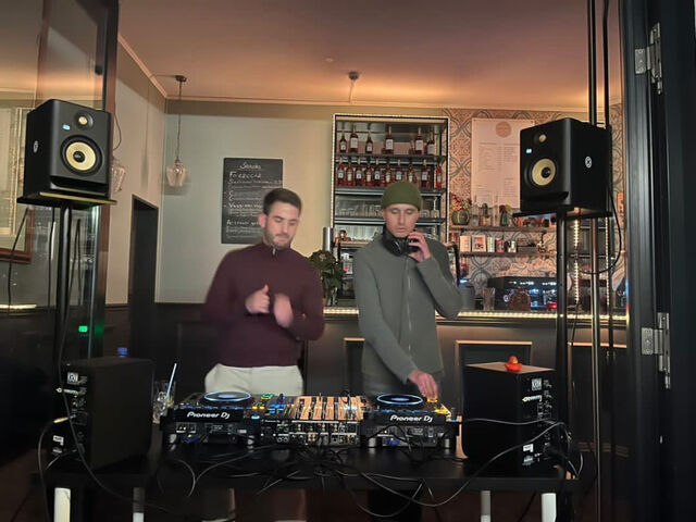 Jenny's Social Club's party 👯 dj kRiSTJAN and dj muuppy Glad